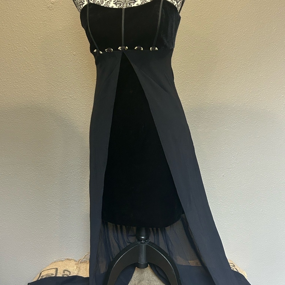 Elegant Black and White Evening Dress Betsy & Adam size 5/6